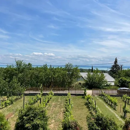 Fuege Vendeghaz Tatil Evi Lovas