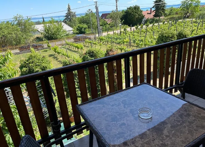 Fuege Vendeghaz Tatil Evi Lovas